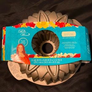 Pioneer woman flutes cake pan